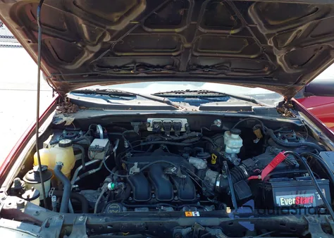 2005 Ford Escape Xlt из США, поврежденный, VIN 1FMYU03105KC21617